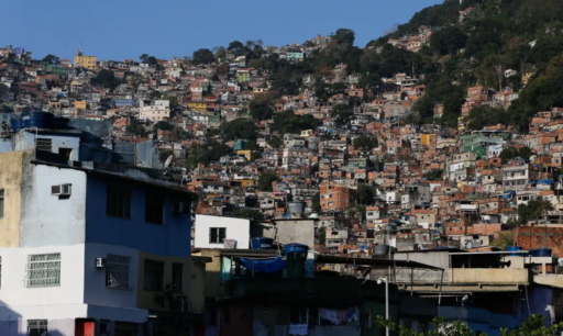 igrejas-sao-mais-numerosas-do-que-escolas-e-hospitais-em-favelas,-aponta-ibge